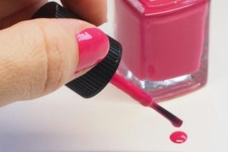 aplicacion de esmalte de manicure y pedicure